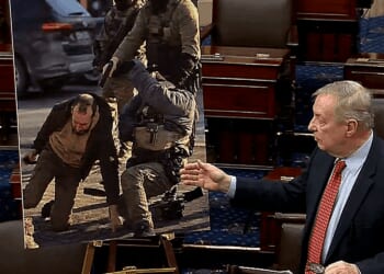 'Photo tells the story': Democrat senator uses fake image of Pretti shooting featuring headless agent