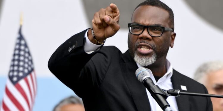 Chicago Mayor Brandon Johnson signs executive order targeting ICE agents