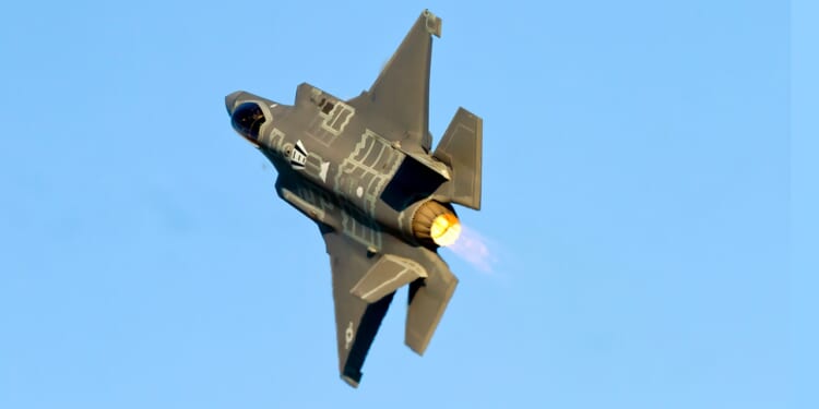 An F-35 turning in midflight.