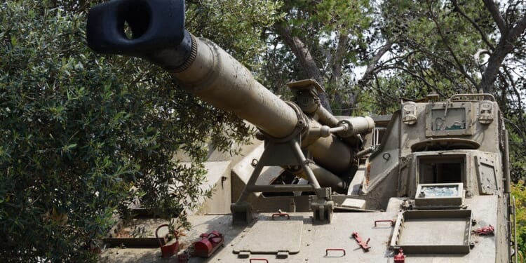 A Sigma 155mm artillery gun.