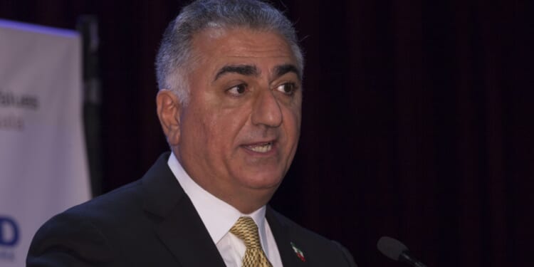 Iranian crown prince Reza Pahlavi speaks at gala in New York.