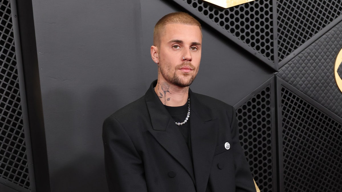 Justin Bieber walks Grammys red carpet