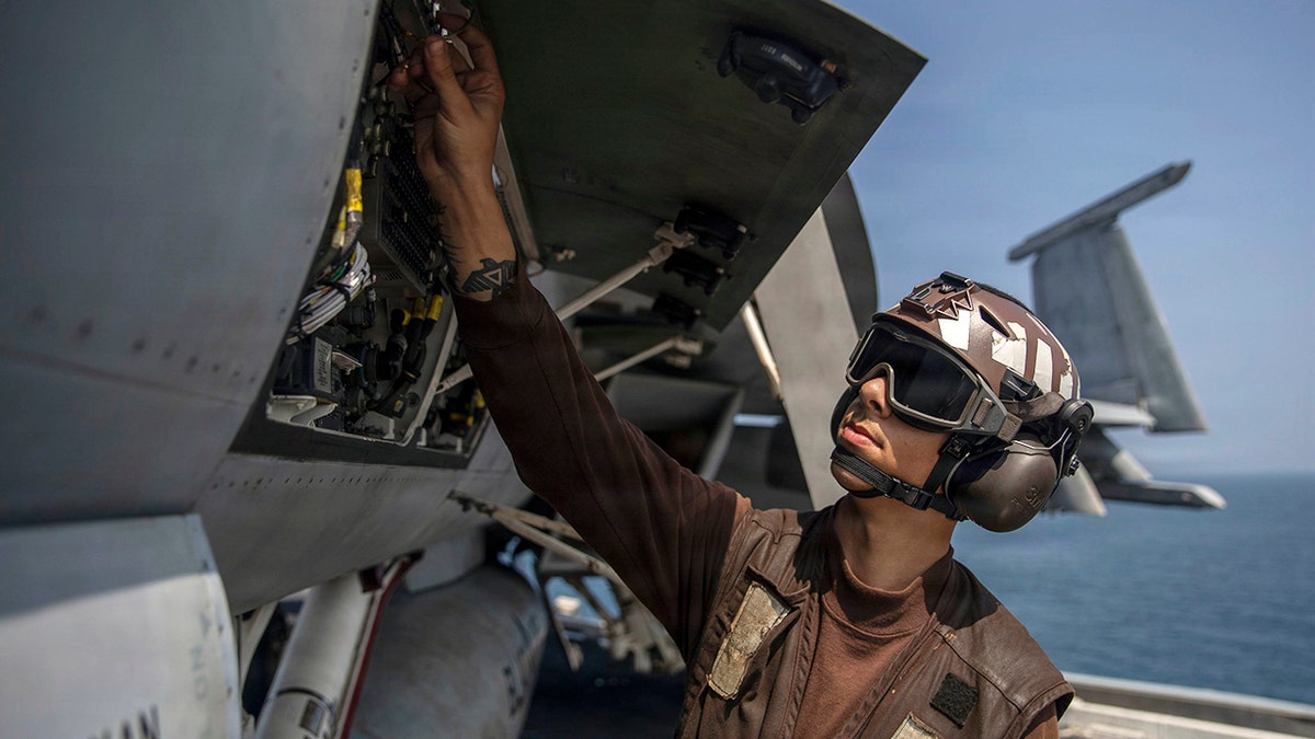 Maintenance of aircraft onboard USS Abraham Lincoln