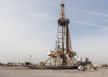 A large onshore oil drilling rig operates in Iraq, reflecting the importance of fields such as West Qurna 2, where sanctions, ownership shifts, and geopolitical competition are reshaping control over energy assets. (Shutterstock/Bertrand Godfroid)