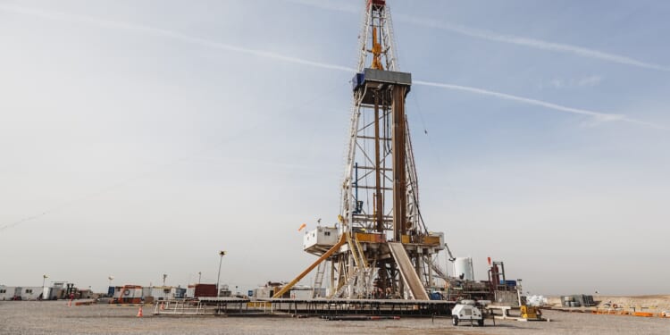 A large onshore oil drilling rig operates in Iraq, reflecting the importance of fields such as West Qurna 2, where sanctions, ownership shifts, and geopolitical competition are reshaping control over energy assets. (Shutterstock/Bertrand Godfroid)