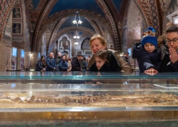 Thousands convene in Assisi to pray before bones of St. Francis on first day of historic viewing
