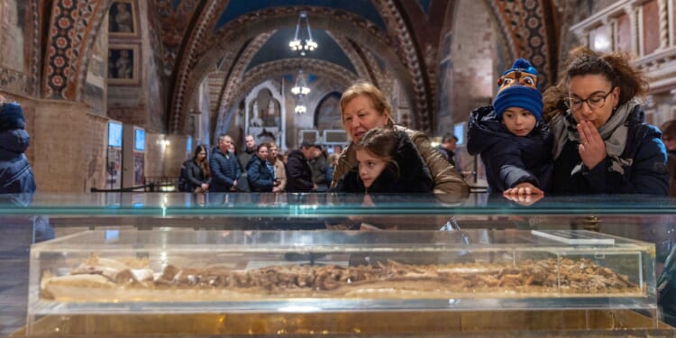 Thousands convene in Assisi to pray before bones of St. Francis on first day of historic viewing
