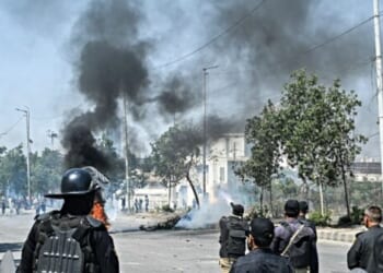 Nine Killed as pro-Iran Protesters Storm U.S. Consulate in Pakistan's Karachi