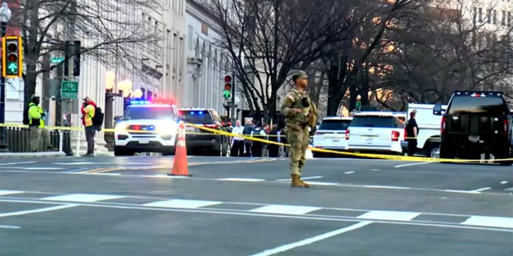 Secret Service agents question driver of suspicious vehicle near White House
