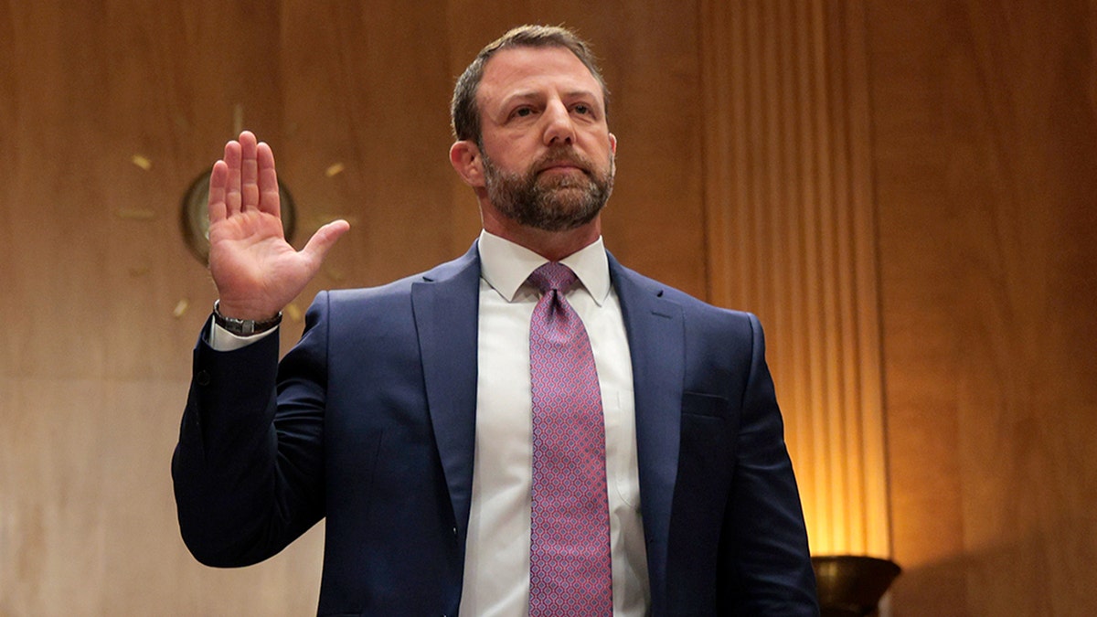Sen. Markwayne Mullin raises his right hand to be sworn in