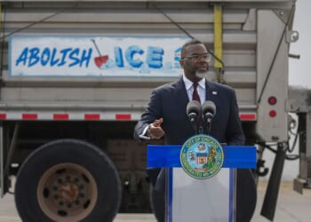 Chicago mayor unveils ‘Abolish ICE’ snowplow after migrant murder