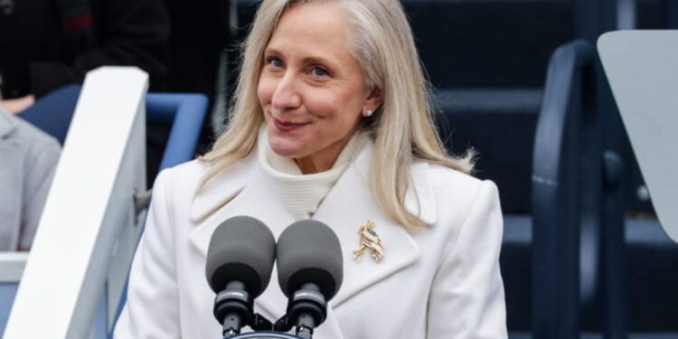 'Moderate' Abigail Spanberger Said She Had 'No Plans To Redistrict Virginia' When Running for Governor. Now She's Campaigning for a Gerrymandering Ballot Measure.