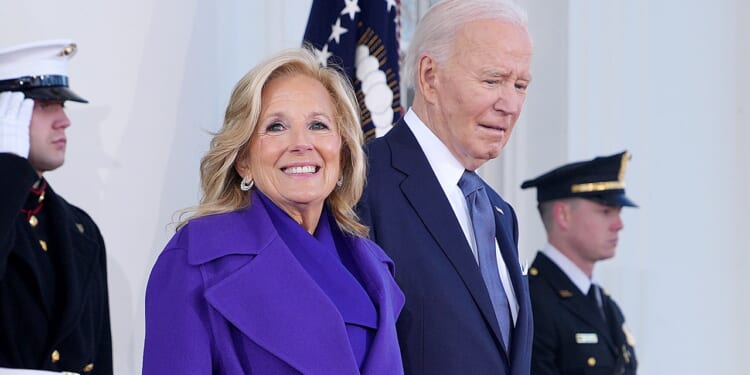 Secret Service agent assigned to former first lady shoots himself in leg: report