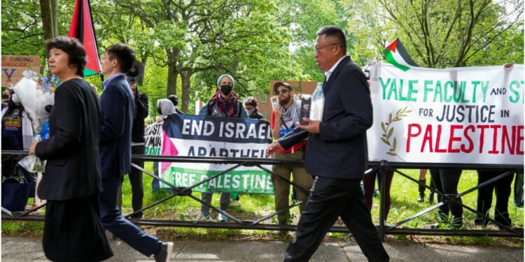 As Yale's Jewish Population Declines to 1940s Quota Levels, University Leaders Say Jewish Community is ‘Thriving’