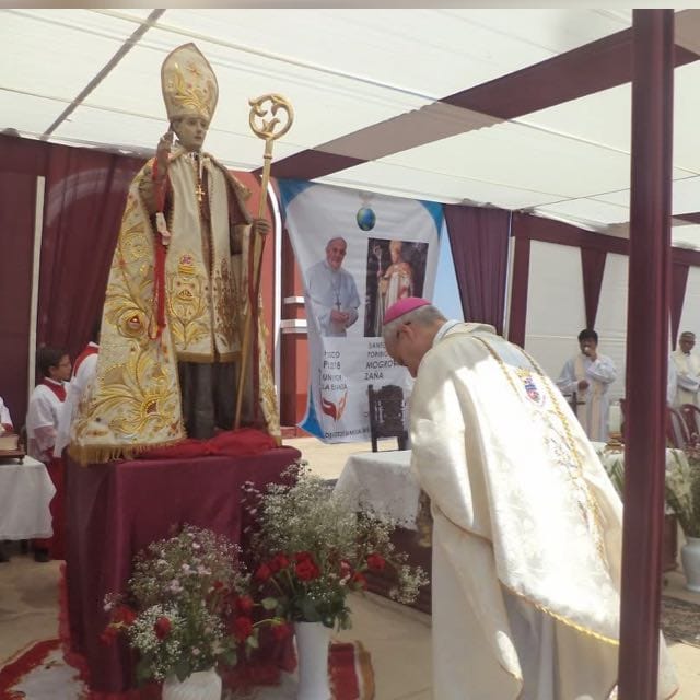 Pope Leo bows as he shares the relic of St. Turibius of Mogrovejo with the faithful on April 27, 2023, in Zaña, Peru. | Credit: Photo of courtesy of Father David Farfán