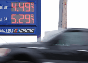 Healthy Americans Drag Down Productivity While the Fed Plots Rate Hikes Over $4 Gas