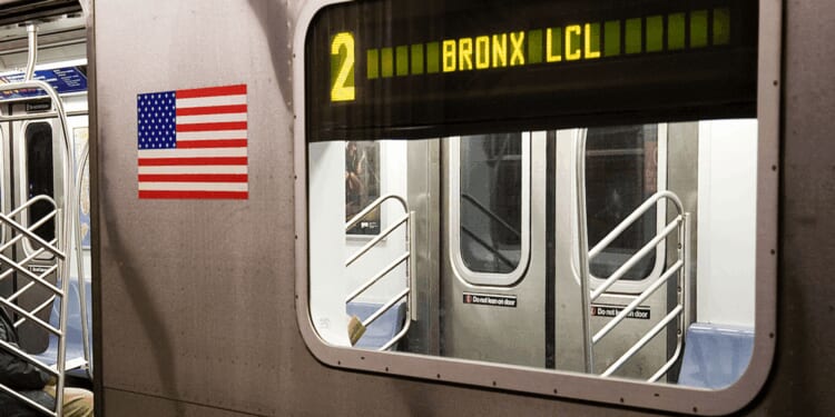 Mugger slashes teen in face, steals his phone — but victim grabs knife from mugger and fights back in brutal fashion: Report