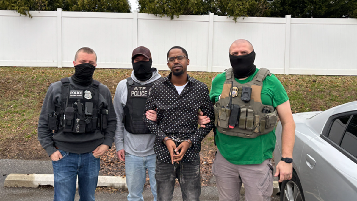 ICE officers arresting Christopher Leon Bailey