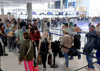 TSA Wait Time Reaches 4 Hours at Houston Airport Terminal, Hours at Airports Nationwide