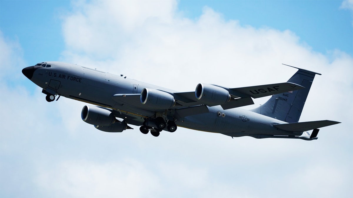 kc-135 refueling tanker