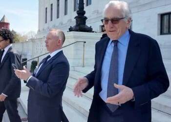 De Niro crashes court hearing, blasts Trump's stance on birthright citizenship