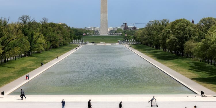 'Filthy' Lincoln Memorial Reflecting Pool to be cleaned, Trump says