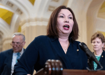 Sen Duckworth demands TSA bring back shoes-off airport security policy