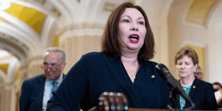 Sen Duckworth demands TSA bring back shoes-off airport security policy