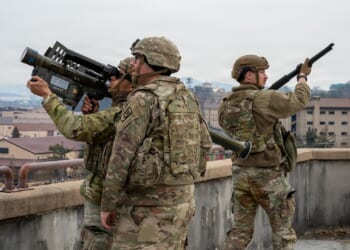 A group of US soldiers training with MANPADS surface-to-air missile launchers.