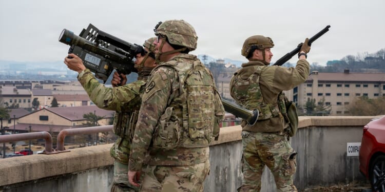 A group of US soldiers training with MANPADS surface-to-air missile launchers.