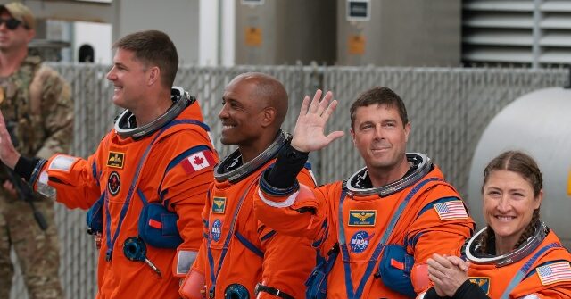 Artemis II Astronauts Encounter Microsoft Outlook Glitch During Trip to Moon