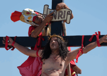 Philippines' Longest-Serving 'Jesus' Reenactor Retires After Being Crucified 37 Times