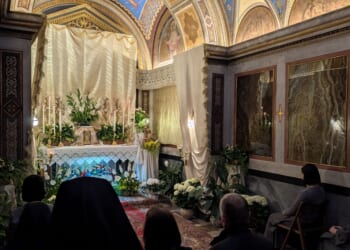 PHOTOS: Pilgrims keep watch with Eucharist at altars of repose in Rome