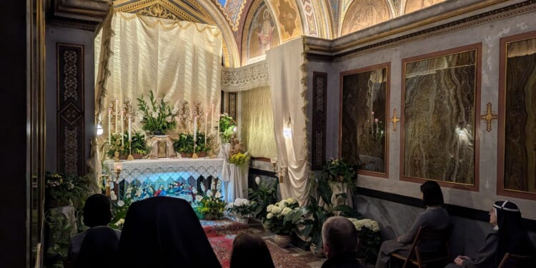 PHOTOS: Pilgrims keep watch with Eucharist at altars of repose in Rome