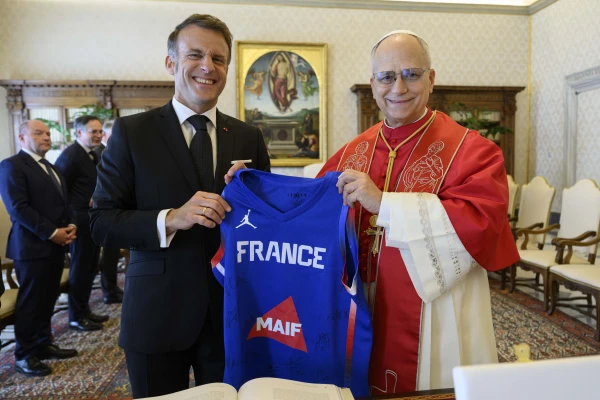 Macron presented Pope Leo XIV with a French national basketball team jersey. Credit: Vatican Media